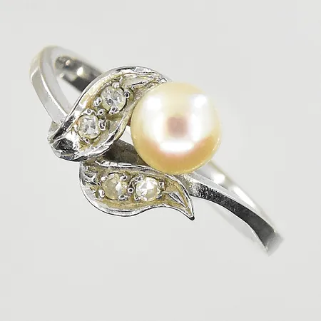 Ring med vita stenar samt pärla Ø6 mm, stl 17½, bredd 2-10 mm, vitguld, 18K. Vikt: 3,4 g