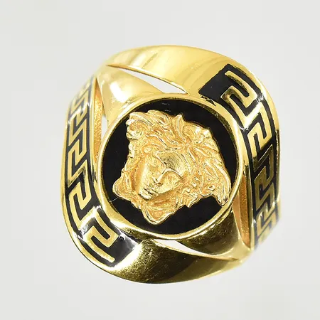 Ring med meandermönster och emalj, stl 18¾, bredd 3-20 mm, Obs ej märkesdesign, 21K. Vikt: 4,6 g