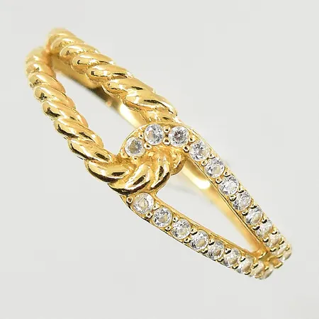 Ring med vita stenar, stl 18½, bredd 2-6 mm, 21K. Vikt: 2,5 g