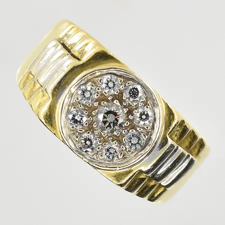 Klackring med diamanter ca 0,45ctv, stl 22, bredd 6-11 mm, 18K. Vikt: 13,9 g