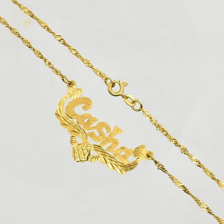 Collier med integrerat namnhänge, längd 47 cm, länkens bredd 2 mm, 21K. Vikt: 5,8 g