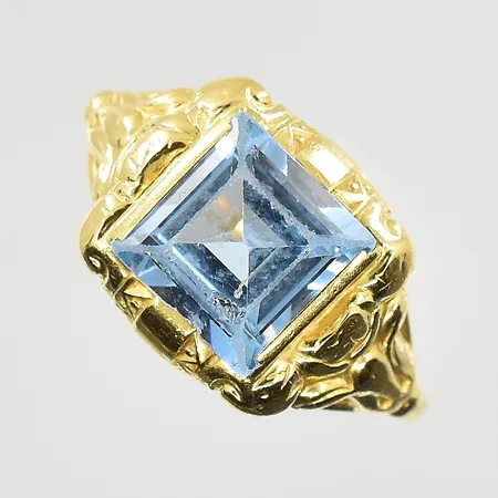 Ring med blå sten, stl 17¾, bredd 1-11 mm, 18K. Vikt: 2,4 g