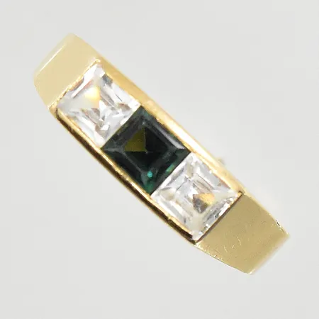 Ring med grön sten och vita stenar, stl 19½, bredd 3-5 mm, 18K. Vikt: 3,3 g
