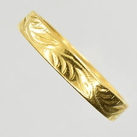 Ring, stl 19¾, bredd 4 mm, 23K. Vikt: 5,6 g