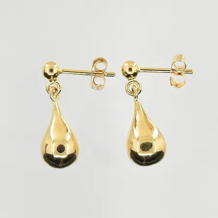 Ett par örhängen droppar, längd 15 mm, bredd 6 mm, 18K. Vikt: 1,4 g