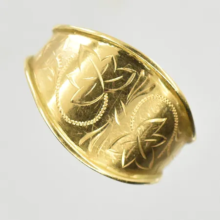 Ring med mönsterdekor, stl 20½, bredd 4-15 mm, 18K. Vikt: 4,4 g