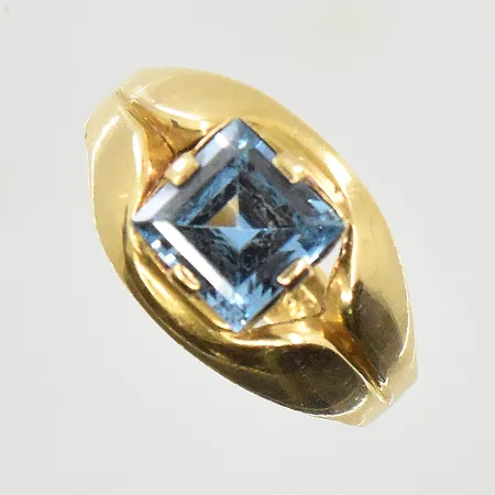 Ring med blå sten, stl 16¼, bredd 3-10 mm, 18K. Vikt: 2,1 g