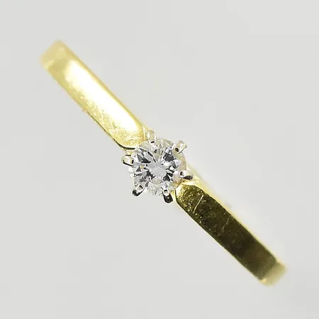 Ring med diamant 0,20ct enligt gravyr, stl 17, bredd 1-4 mm, Guldfynd AB, 18K. Vikt: 2,3 g