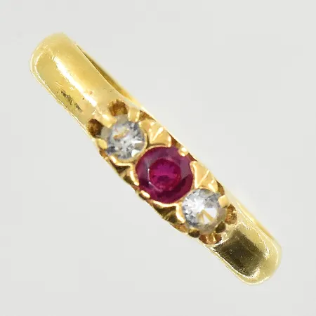 Ring med vita stenar samt röd sten, stl 19¼, bredd 3-4 mm, 23K. Vikt: 5,4 g