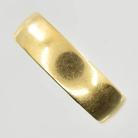 Ring, stl 20, bredd 7 mm, gravyr, 18K. Vikt: 14,9 g