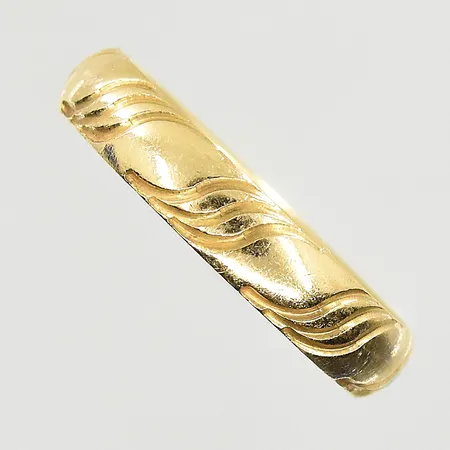 Ring, stl 17½, bredd 4 mm, gravyr, 18K. Vikt: 3,7 g