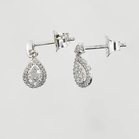 Ett par örhängen med diamanter, längd 13 mm, bredd 5 mm, vitguld, 18K. Vikt: 1,5 g