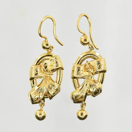 Ett par örhängen, längd 30 mm, bredd 12 mm, 18K. Vikt: 3,8 g