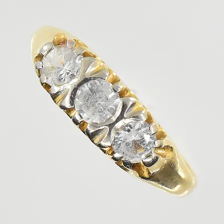Ring med vita stenar, stl 18, bredd 2-5 mm, 18K. Vikt: 4,4 g