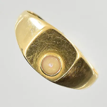 Klackring med vit plastdetalj, stl 19½, bredd 3-9 mm, 18K. Vikt: 4,6 g