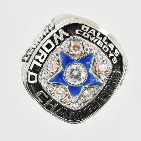 Ring med vita stenar samt emalj, Dallas Cowboys, Superbowl 1971, stl 18¾, bredd 10-26 mm, personlig gravyr, vitguld, 10K. Vikt: 38,2 g