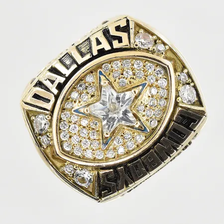 Ring med vita stenar, Dallas Cowboys world champions Superbowl 1992, stl 19, bredd 10-29 mm, personlig gravyr, 10K. Vikt: 40 g