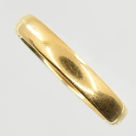 Ring, stl 20, bredd 4 mm, gravyr, 18K. Vikt: 4,1 g