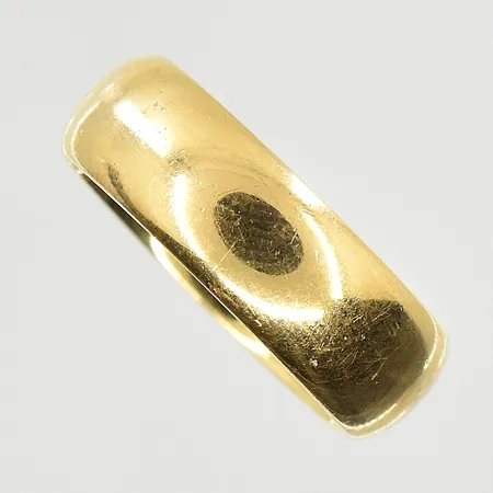 Ring, stl 15¾, bredd 6 mm, gravyr, 18K. Vikt: 5,8 g