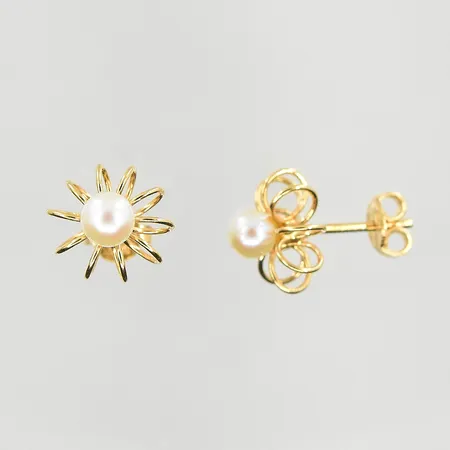 Ett par örhängen med pärlor Ø4 mm, stl Ø10 mm, 18K. Vikt: 1,6 g