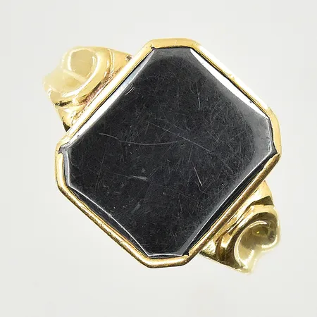 Klackring med Hematit, stl 19, bredd 2-15 mm, gravyr, 18K. Vikt: 4,8 g