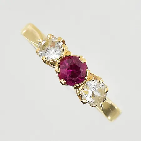Ring med vita stenar samt röd sten, stl 16, bredd 2-4 mm, gravyr, 18K. Vikt: 2 g