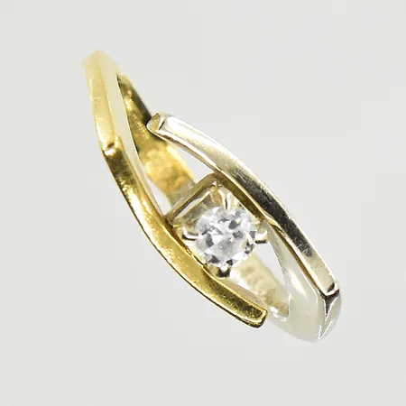 Ring med diamant ca 0,10ct, stl 14, bredd 2-6 mm, gulguld/vitguld, gravyr, 18K. Vikt: 2,6 g