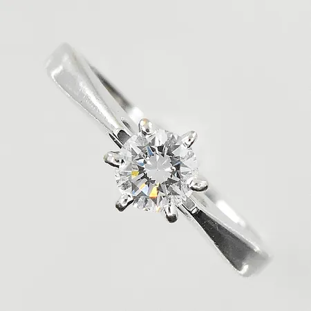 Ring med diamant 0,42ct, TW/SI, stl 16¼, bredd 2-6 mm, gravyr, vitguld, 18K. Vikt: 3,5 g