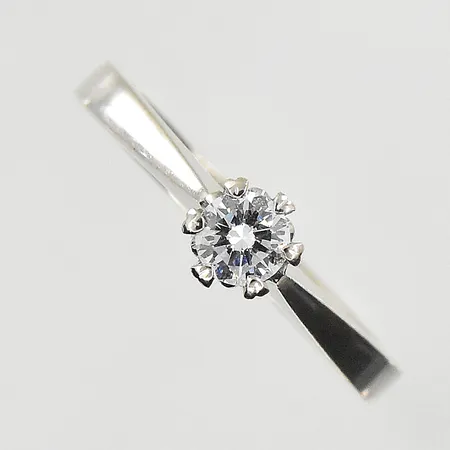 Ring med diamant 0,20ct, W/SI, stl 16½, bredd 2-5 mm, gravyr, vitguld, 18K. Vikt: 2,7 g