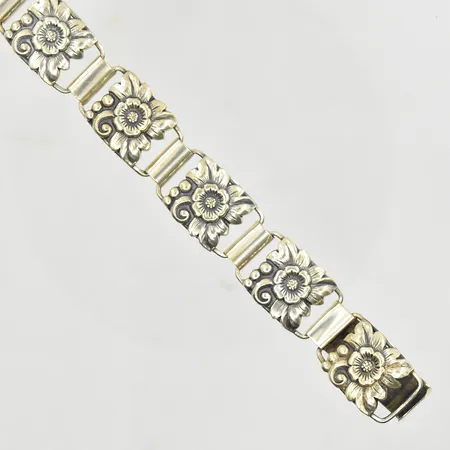 Armband med blommotiv, längd 15½ cm, bredd 16 mm, gravyr, silver. Vikt: 17,2 g