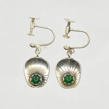 Ett par örhängen med gröna stenar, längd 24 mm, bredd 12 mm, skruvlås, silver. Vikt: 4,3 g