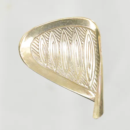 Brosch, längd 32, bredd 42 mm, graverad baksida, Cesons, silver. Vikt: 8,7 g