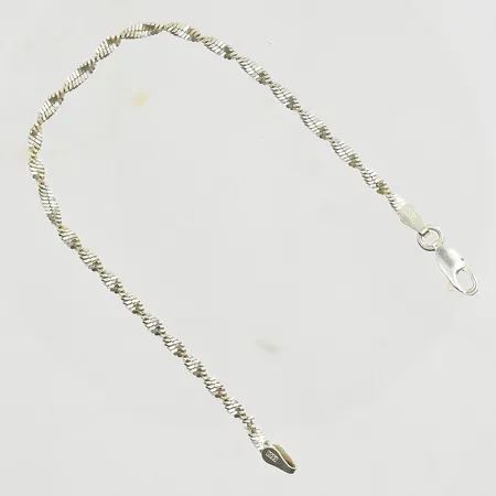 Armband, längd 18 cm, bredd 3 mm, skruvad modell, 925/1000 silver. Vikt: 3,5 g