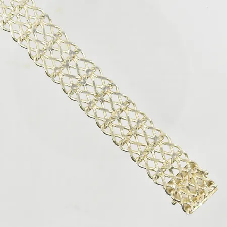Armband, längd 19 cm, bredd 21 mm, tillverkad Z9/1974, ena låsåttan saknas/låser hårt, 830/1000 silver. Vikt: 47 g