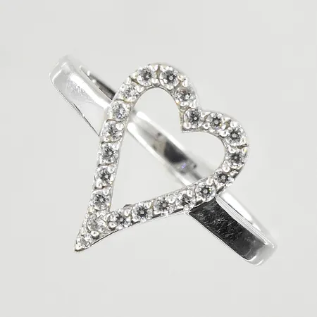 Ring med vita stenar, hjärtformad, stl 19, bredd 2-15 mm, Guldfynd AB, 925/1000 silver. Vikt: 2,6 g