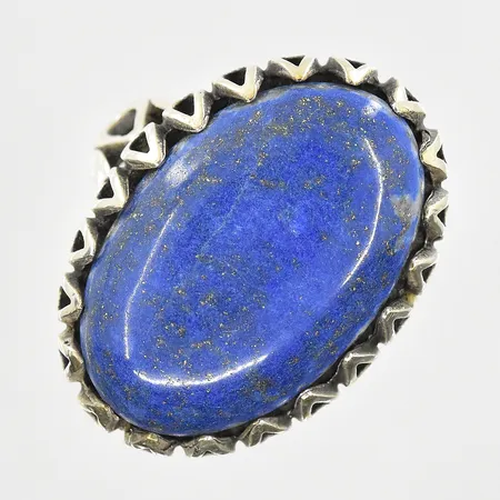 Ring med Lapis Lazuli, stl 20¼, bredd 5-32 mm, sten sitter något löst, 925/1000 silver. Vikt: 18,3 g