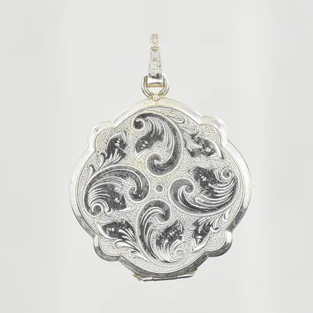 Hänge medaljong, öppningsbar, längd 37 mm, bredd 28 mm, 835/1000 silver. Vikt: 12,1 g