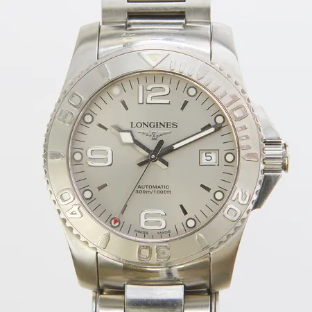 Herrur Longines Hydro Conquest, stål, automatisk, 41mm, ref: L3.671.4, snr: 34049936, safirglas, datum, 300m/1000ft, stållänk, viklås, total längd: 19cm, extra gummiband, viklås, ref: L639154517W/ L682 154 892, total längd: ca 19,5cm, manual, certifikat ej ifyllt, box, skadad ytterkartong, servicebehov. 