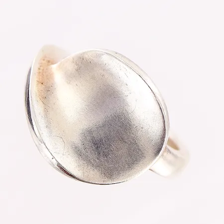 Ring, stl 17, bredd 3-14mm, GHA, 925/1000 silver Vikt: 6,5 g