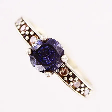 Ring, lila och vita stenar, stl 17, bredd 1,5-6mm, 925/1000 silver Vikt: 1,9 g