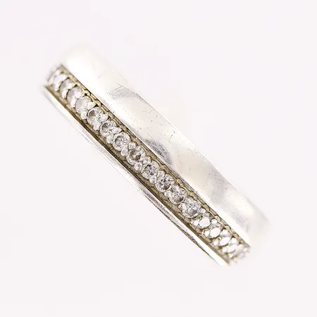 Ring, diamanter runt hela skenan, ca 0,01ct/st, stl 16¾, bredd 5mm, mindre namngravyr,  925/1000 silver Vikt: 3,7 g