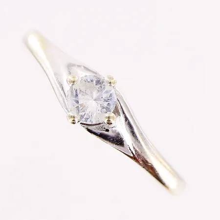 Ring, vit sten, stl 1,5-5mm, vitguld, gravyr, 14K Vikt: 2,8 g
