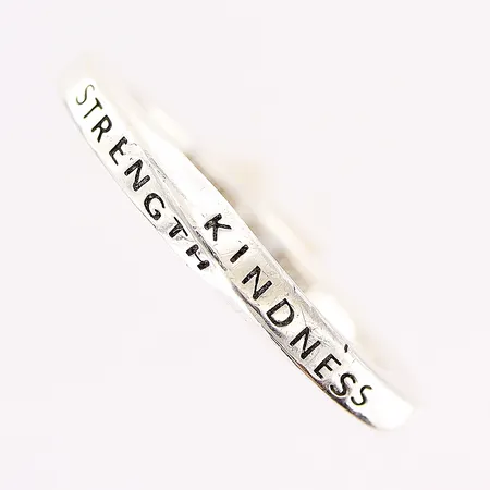 Ring Efva Attling, Strength & Kindness, stl 18, bredd 2,2mm, nypris ca 1800kr, silver 925/1000 Vikt: 3,6 g