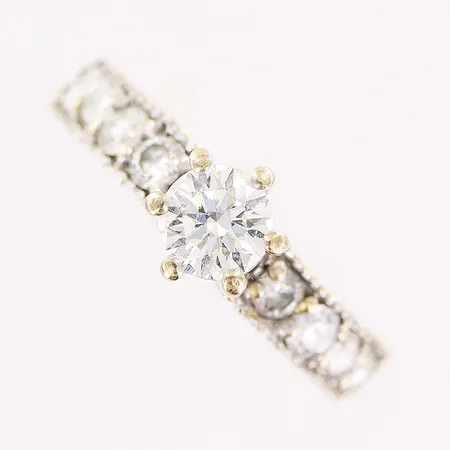 Ring, diamanter 1 x ca 0,50ct, kvalitet ca TCr-Cr(I-J)/SI, 8 x ca 0,07ct, 28 x ca 0,005-0,01ct, stl 17¼, flertalet diamanter sneda i infattning, i behov av rodiering, 18K Vikt: 4,8 g