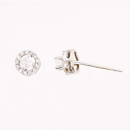 Ett par örhängen, briljantslipade 2 x ca 0,08ct, 22 x ca 0,005ct, Ø5,5mm, en pigg skev, stoppar saknas, vitguld, 18K Vikt: 1,1 g