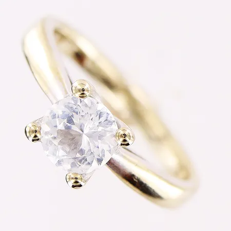 Ring, vit safir, stl 17¾, bredd 2,5-6,5mm, vitguld, gravyr: Du är mitt livs kärlek, Äkthetsintyg från Glamira, etui, 14K.  Vikt: 4,6 g
