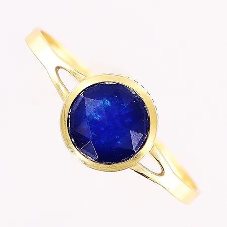 Ring, fasetterad blå sten, stl 19½, bredd 1,5-8,3mm, 18K. Vikt: 1,3 g