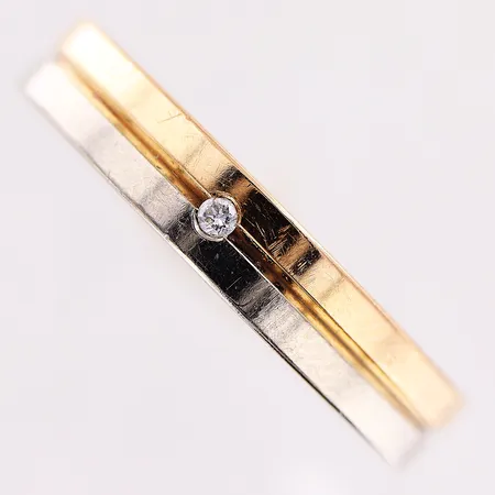 Ring, diamant ca 0,01ct, stl 17¼, bredd 3,4mm, gul/vitguld, gravyr, 18K. Vikt: 3,2 g