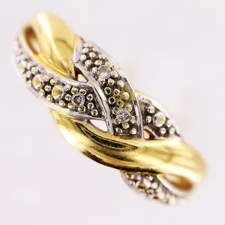 Ring, diamanter 3 x ca 0,005ct, stl 18mm, bredd 2-6,5mm, 18K. Vikt: 2,7 g