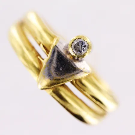 Ring, sten, stl 19½, gul/vitguld, hack på skena, 18K.  Vikt: 4,3 g